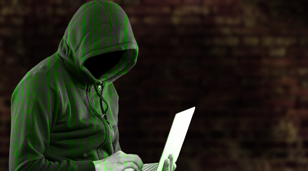 Persona realizando un ataque cibernético ransomware