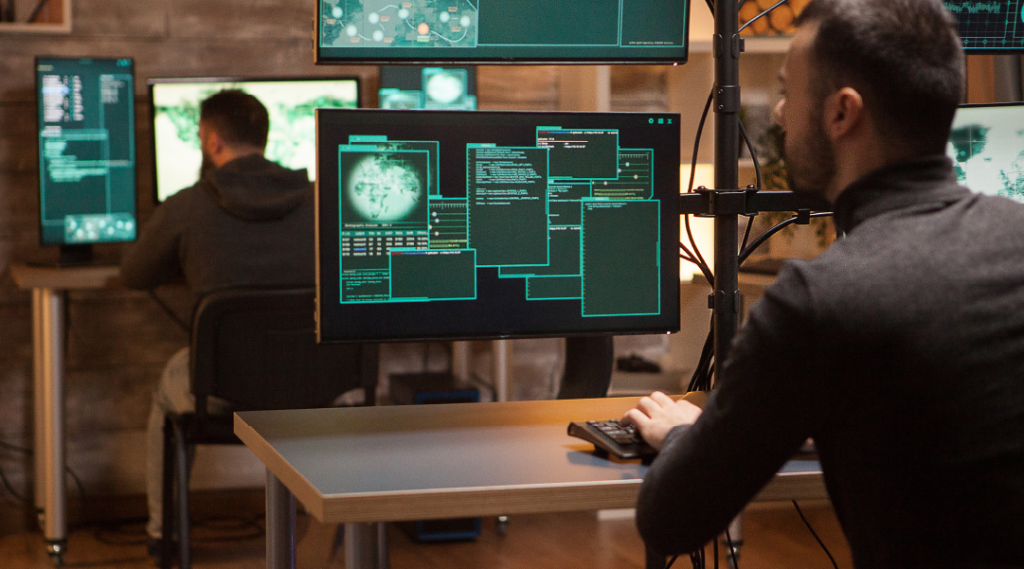 Persona trabajando en ciberseguridad en una empresa