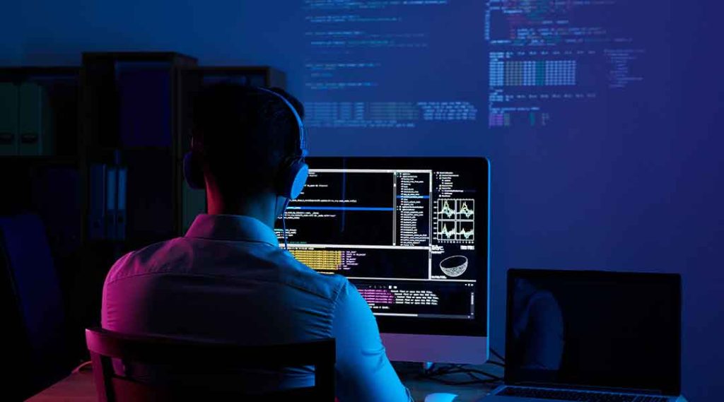 Persona robando datos a través de una ataque troyano