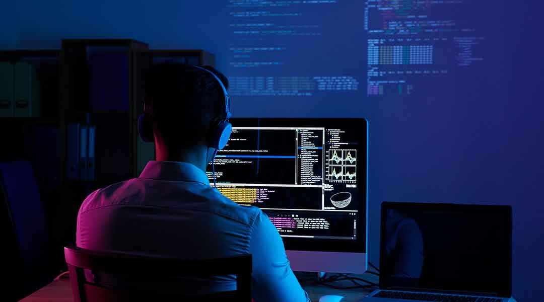 Persona robando datos a través de una ataque troyano